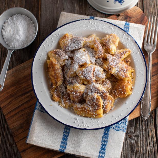 Kaiserschmarrn mit Puderzucker auf einem Teller.