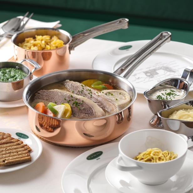 Ein gedeckter Tisch mit Plachutta-Rindfleisch, Beilagen und Saucen.
