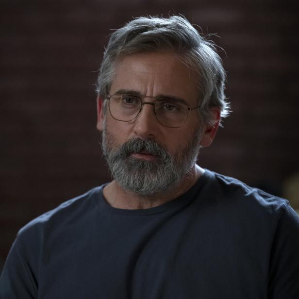 Porträt von Steve Carell mit Brille und grauem Bart.