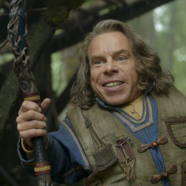 Warwick Davis als Willow Ufgood mit Stab in einer Szene aus der Serie „Willow“.