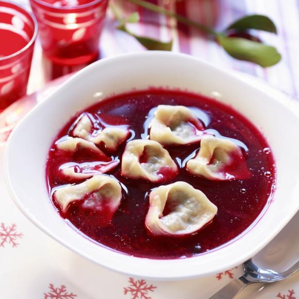 Ein Teller mit polnischer Rote-Bete-Suppe, gefüllt mit Pierogi.