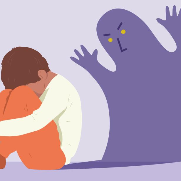 Ein verängstigtes Kind sitzt zusammengekauert, während sich ein bedrohliches, geisterhaftes Wesen nähert.