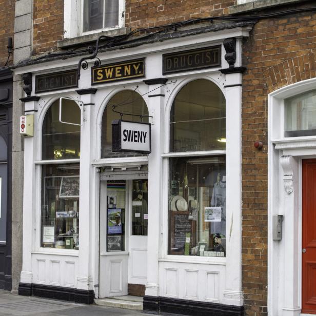 Die Fassade der Sweny Apotheke in Dublin mit der Aufschrift „Chemist“ und „Druggist“.