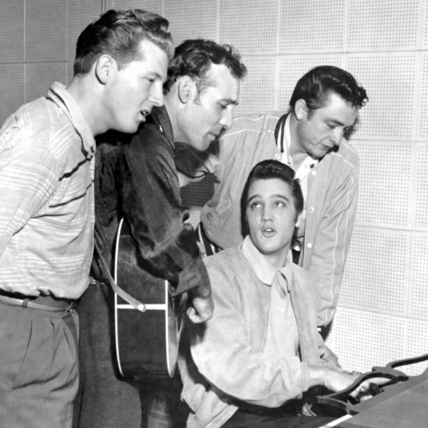Elvis Presley spielt Klavier, während Carl Perkins, Johnny Cash und Jerry Lee Lewis zusehen.