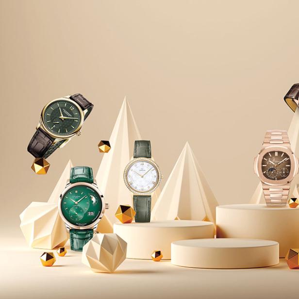 Mehrere Luxusuhren verschiedener Marken und Designs sind auf Podesten und geometrischen Formen ausgestellt.