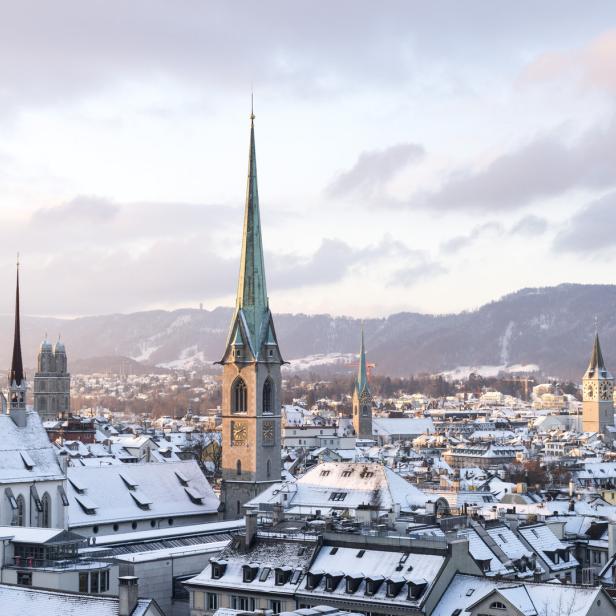 Winterliche Ansicht über die verschneite Altstadt von Zürich.