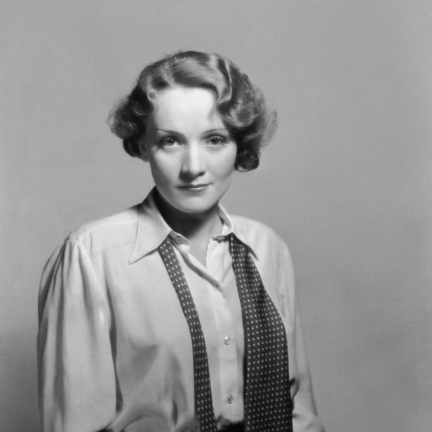 Marlene Dietrich in Hemd und Krawatte, um 1930.