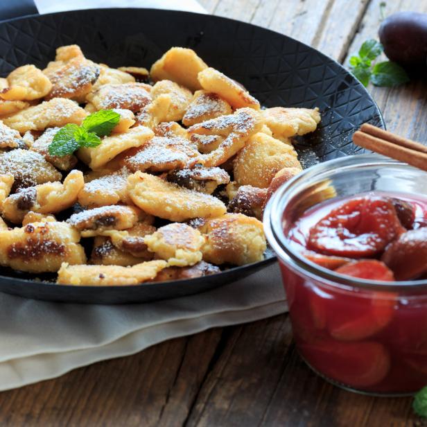 Kaiserschmarrn und Zwetschkenröster.