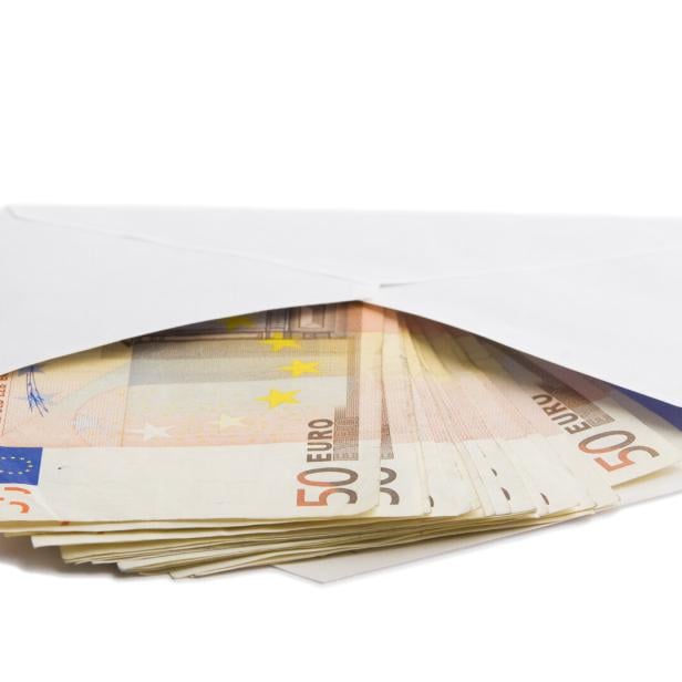 Ein dickes Kuvert mit zahlreichen Euro-Scheinen.