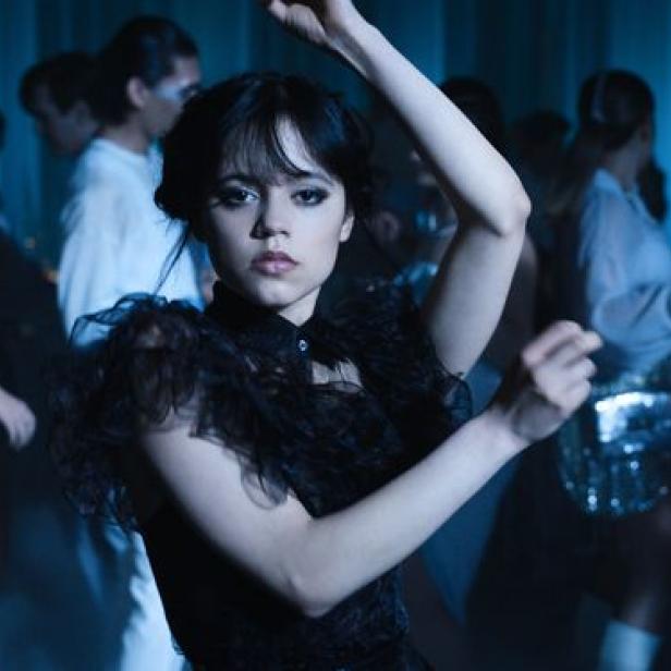 Jenna Ortega tanzt als Wednesday Addams auf dem Abschlussball.