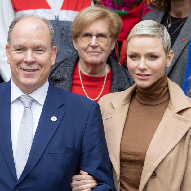 Fürst Albert II. und Fürstin Charlène von Monaco posieren für ein Gruppenfoto.