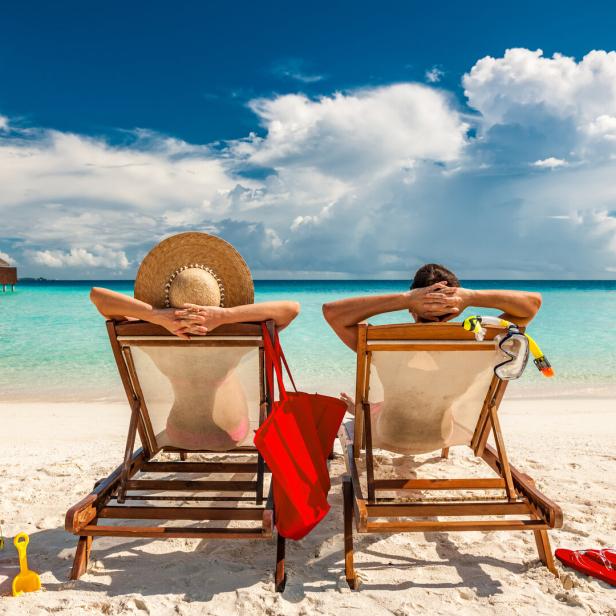 Ein Pärchen genießt seinen Urlaub am Strand.