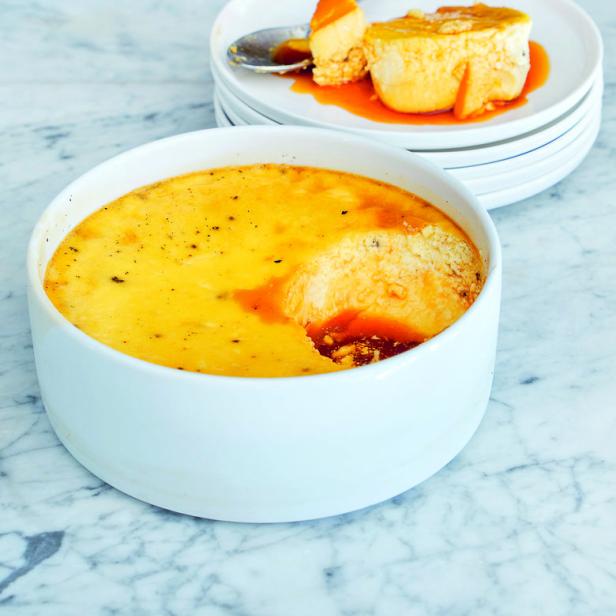 Ein Schälchen und ein Teller mit karamellisiertem Flan auf einem Marmortisch.