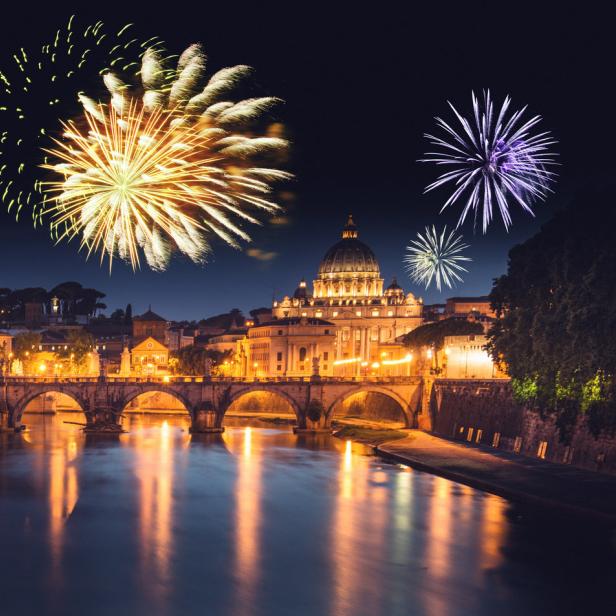 Feuerwerk über dem Tiber in Rom mit Blick auf den Petersdom.