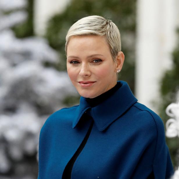 Fürstin Charlène von Monaco mit kurzem blonden Haar und blauem Mantel.