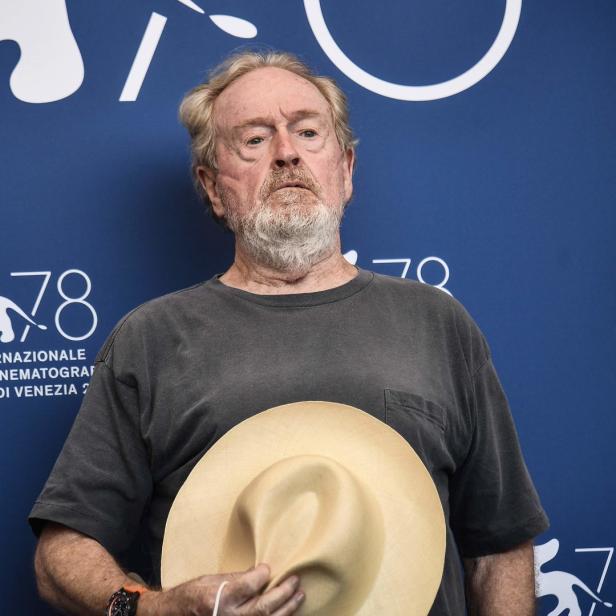 Ridley Scott posiert mit einem Hut bei der 78. Internationalen Filmfestspiele von Venedig.