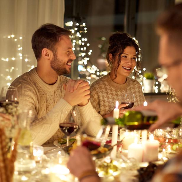 Eine Familie am Esstisch beim Weihnachtsessen.