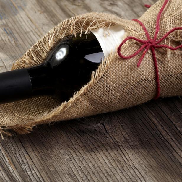 Eine Flasche Rotwein.