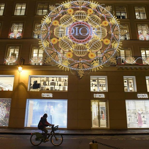 Ein Dior-Geschäft ist mit einer großen, kreisförmigen Lichtdekoration geschmückt.