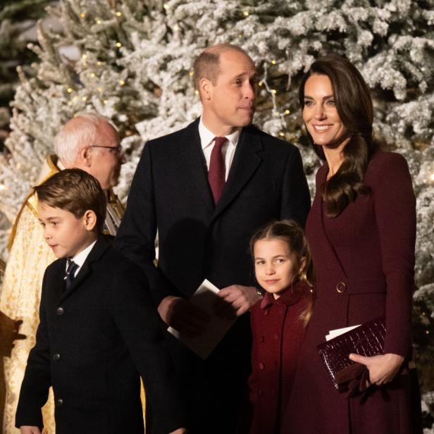 Prinz William, Prinzessin Kate und ihre Kinder vor einem Weihnachtsbaum.