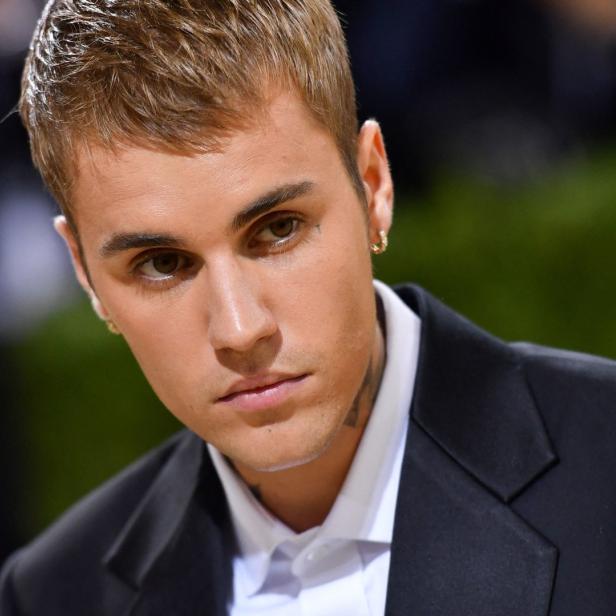 Ein Porträt von Justin Bieber in einem schwarzen Anzug.