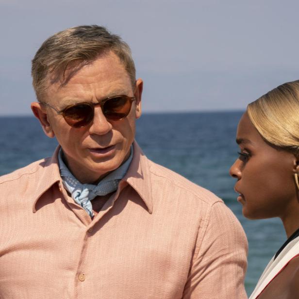 Daniel Craig und Janelle Monáe in einer Szene aus „Glass Onion: A Knives Out Mystery“.
