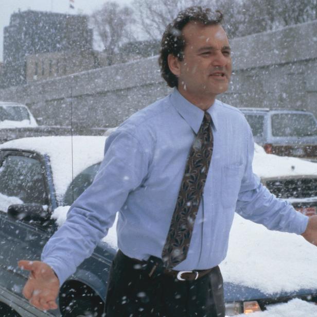 Bill Murray steht im Schneesturm, umgeben von Autos.