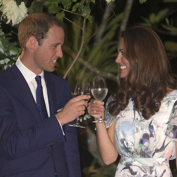 Prinz William und Prinzessin Kate stoßen mit Weingläsern an.