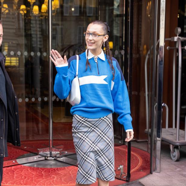 Bella Hadid verlässt das Hotel Le Royal Monceau in Paris.