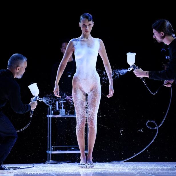Bella Hadid wird auf dem Laufsteg mit Farbe besprüht.