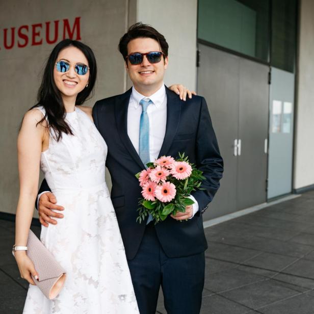 Joanna Zhou und ihr Mann Stefan stehen vor dem Schlossmuseum.