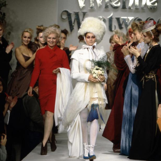 Vivienne Westwood auf dem Laufsteg mit Models bei einer Modenschau.