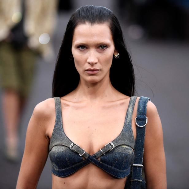 Bella Hadid trägt ein bauchfreies Denim-Top und eine passende Tasche.