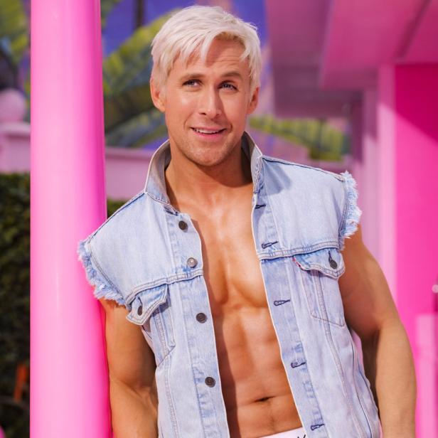 Ryan Gosling posiert als Ken in einem offenen Jeanshemd.