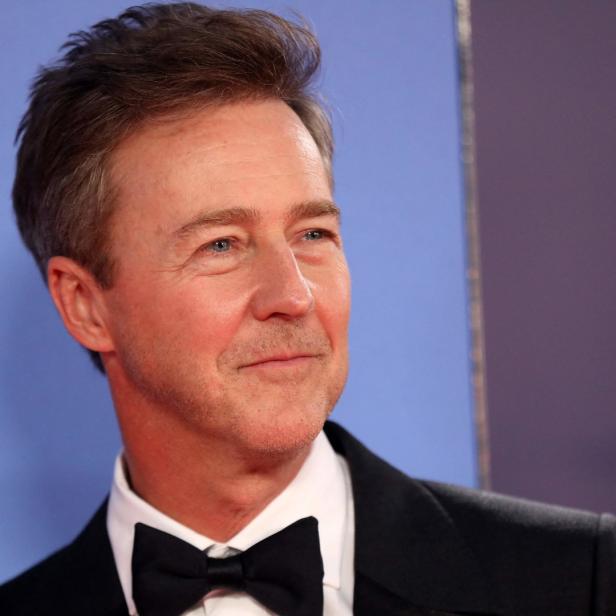 Edward Norton trägt einen Smoking und eine Fliege.