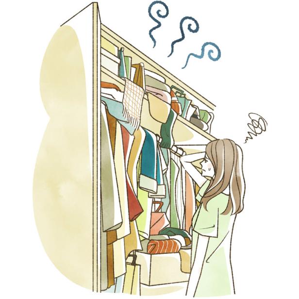 Eine Frau steht vor einem überfüllten Kleiderschrank, aus dem schlechte Gerüche kommen.