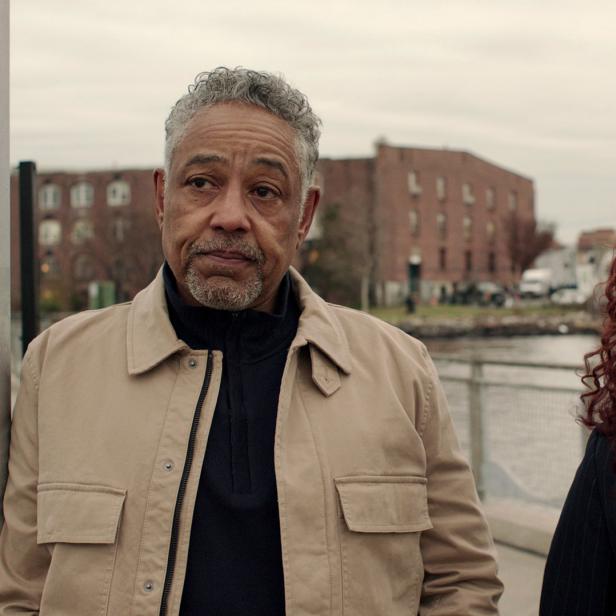Giancarlo Esposito und Ruth Negga stehen zusammen vor einer städtischen Kulisse.