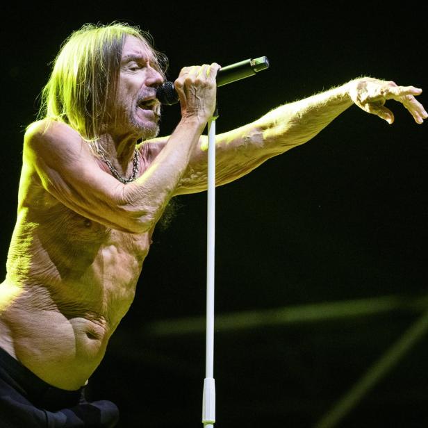 Iggy Pop tritt bei einem Konzert mit nacktem Oberkörper auf.