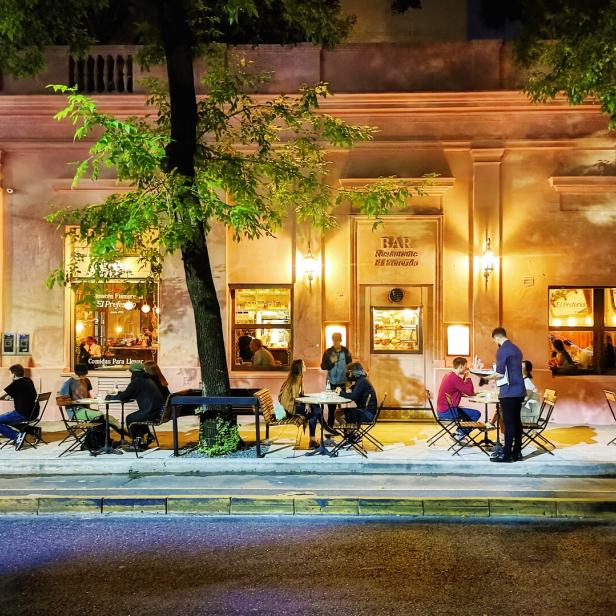 Menschen sitzen abends vor dem Restaurant „El Preferido“ in Buenos Aires.