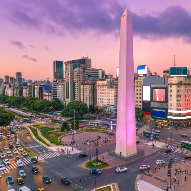 Der Obelisk von Buenos Aires bei Sonnenuntergang.