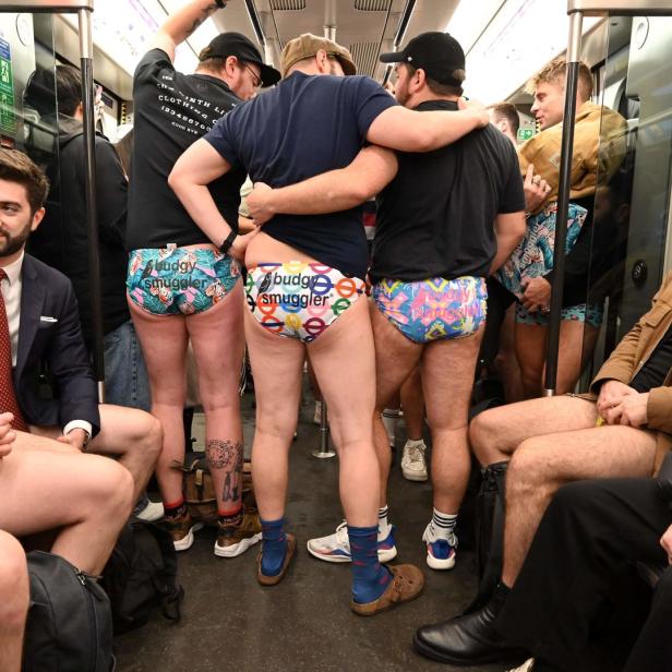 Fahrgäste in Unterhosen fahren mit der Londoner U-Bahn.