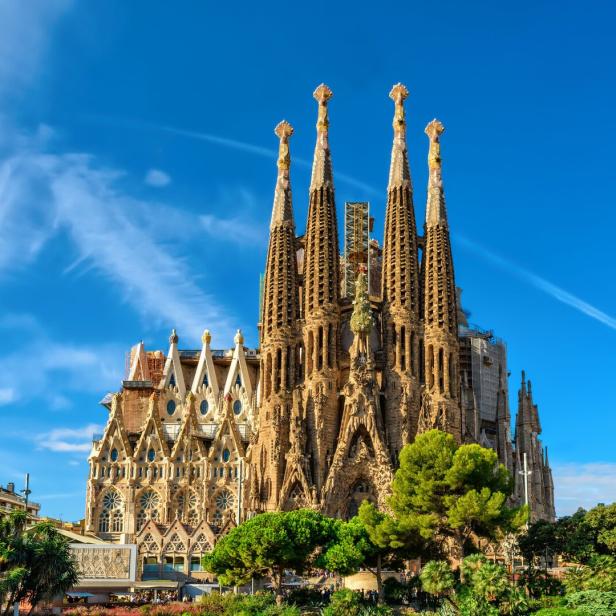 Die Sagrada Familia in Barcelona unter blauem Himmel.