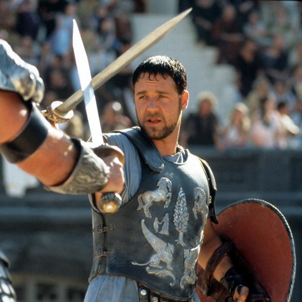 Russell Crowe als Maximus im Film „Gladiator“ mit Schwert und Schild.