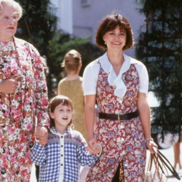 Szene aus dem Film „Mrs. Doubtfire“ mit Robin Williams in Frauenkleidern und Sally Field mit Kindern.
