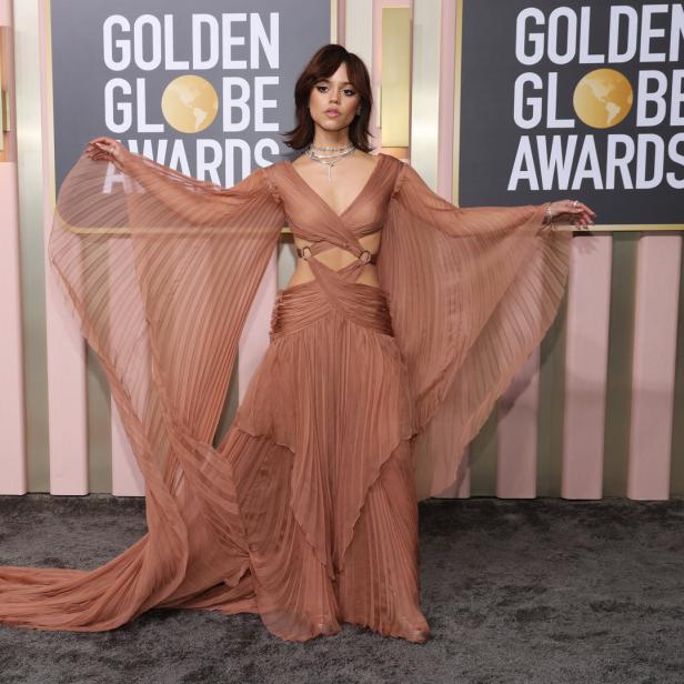 Jenna Ortega bei den Golden Globe Awards in einem langen, hellbraunen Kleid.