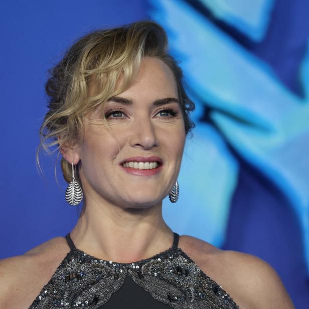 Kate Winslet lächelt auf einem Event in die Kamera.