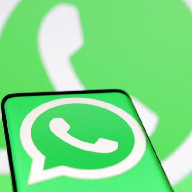 Das WhatsApp-Logo wird auf einem Smartphone-Bildschirm angezeigt.