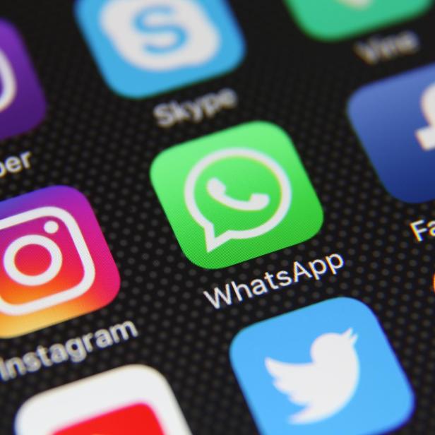 Nahaufnahme eines Smartphone-Bildschirms mit Icons verschiedener Apps wie WhatsApp, Instagram und Facebook.