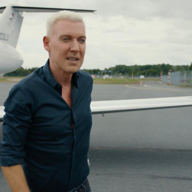 Scooter von Scooter verlässt ein Privatflugzeug.