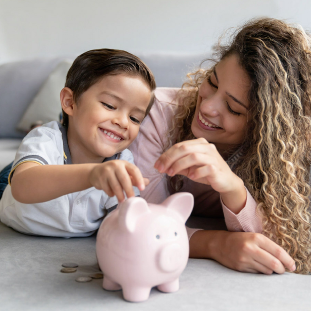 Mit Kindern sollte man schon früh über Geld sprechen. Sie verstehen früh erste finanzielle Zusammenhänge.